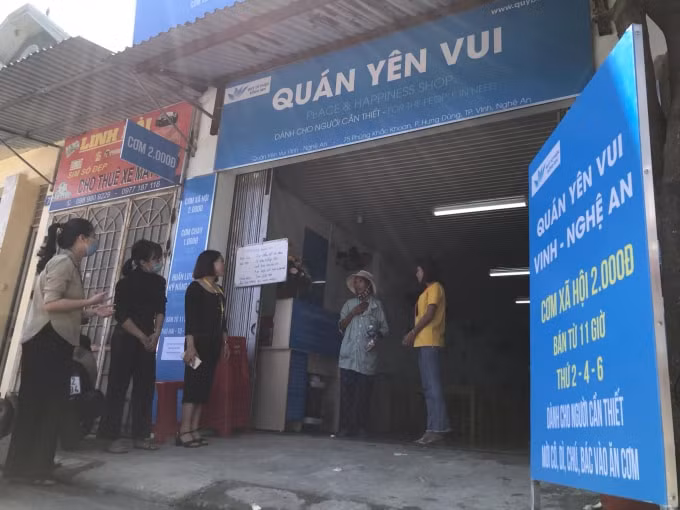 Với mong muốn mang đến cho người nghèo, bệnh nhân hiểm nghèo những bữa cơm ngon miệng, đủ chất dinh dưỡng, quán cơm 2.000 đồng đã được triển khai tại Nghệ An.