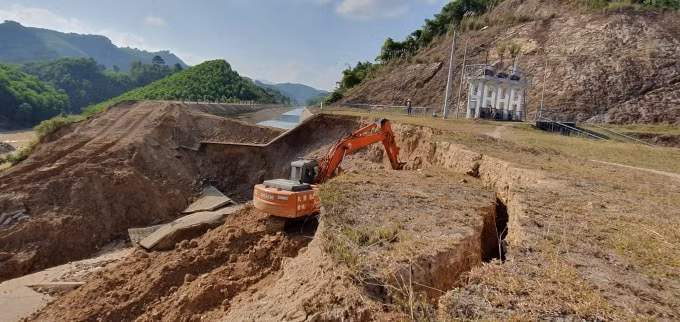 Hiện trường vụ vỡ Kênh Bắc Sông Chu - Nam Sông Mã đoạn qua xã Phùng Minh, huyện Ngọc Lặc. Ảnh: TĐ