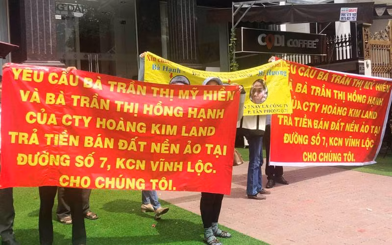 Các khách hàng khiếu nại hành vi lừa đảo của Công ty Hoàng Kim Land. Ảnh: danviet.vn