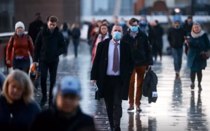 Người dân Anh đi bộ qua cầu London ngày 15/12 trong khi virus SARS-CoV-2 vẫn đang lây lan nhanh chóng. Ảnh: Reuters.