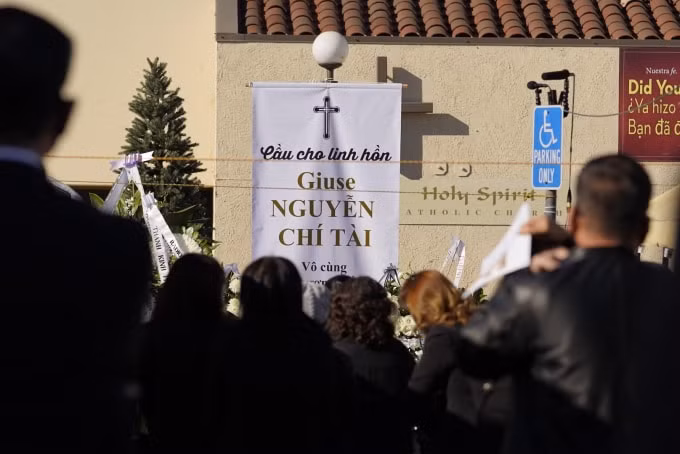 Lễ an táng nghệ sĩ Chí Tài diễn ra ở Nhà thờ Giáo xứ Thánh Linh (Holy Spirit Catholic Church), Fountain Valley, California (Ảnh: zing)