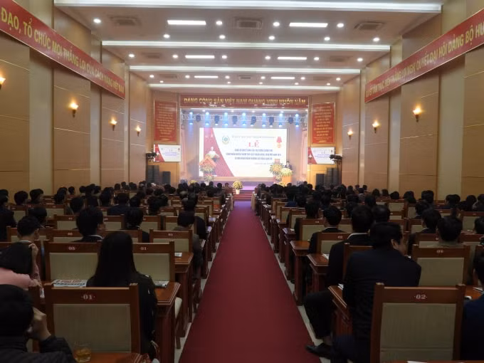 Quang cảnh Lễ đón nhận Bằng đạt chuẩn nông thôn mới.