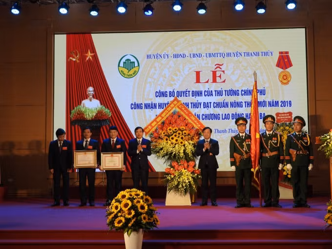 Thừa ủy quyền của Thủ tướng Chính phủ, ông Bùi Văn Quang, Phó Bí thư Tỉnh ủy, Chủ tịch UBND tỉnh Phú Thọ đã trao Bằng của Thủ tướng Chính phủ công nhận huyện Thanh Thủy đạt chuẩn NTM năm 2019.