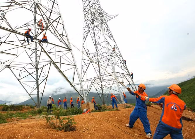 Tác phẩm “Thi công tuyến đường dây 500kV mạch 3 Dốc Sỏi” (Quảng Ngãi) của NSNA Nguyễn Tất Lộc.