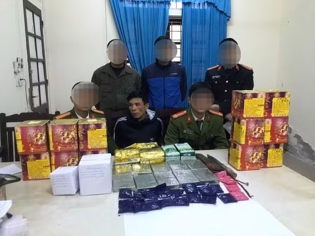 Đối tượng Hoàng Văn Tuấn và số tang vật bị thu giữ. Ảnh: dantri.com.vn