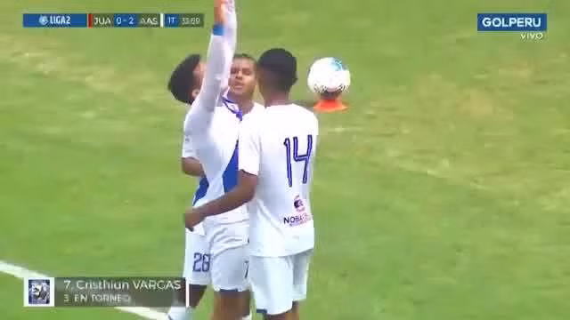 Cầu thủ Christian Vargas ăn mừng chiến thắng dơ hai tay tưởng nhớ huyền thoại Maradona. Ảnh: internet