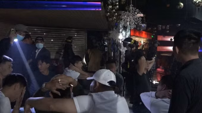 Nhiều đối tượng qua kiểm tra nhanh phát hiện dương tính với chất ma túy. Ảnh: LĐO