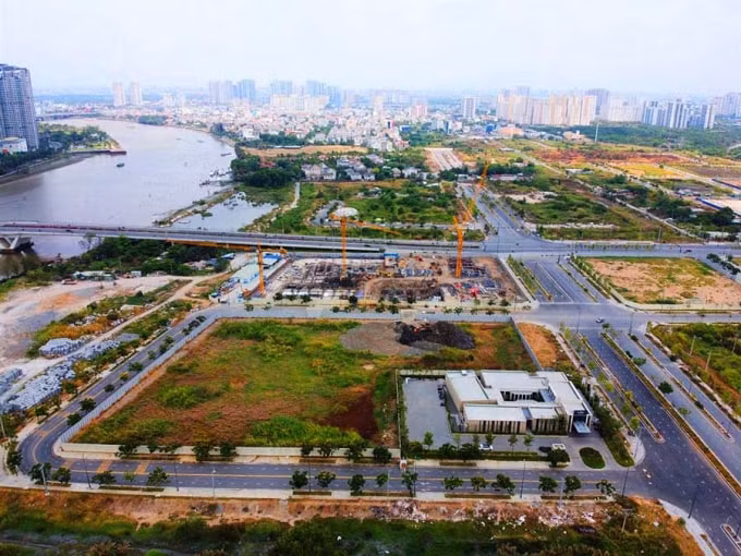 Giá mỗi căn hộ tại The River Thủ Thiêm được quảng cáo bán tới 7.000 USD/m2 cho thấy các nhà đầu tư được hưởng lợi do chênh lệch giá đất lớn.
