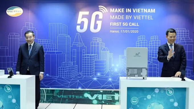 Bộ trưởng Bộ thông tin và Truyền thông Nguyễn Mạnh Hùng và Bộ trưởng Bộ Khoa học và Công nghệ Chu Ngọc Anh thực hiện thành công cuộc gọi video qua mạng 5G trên nền tảng Mocha