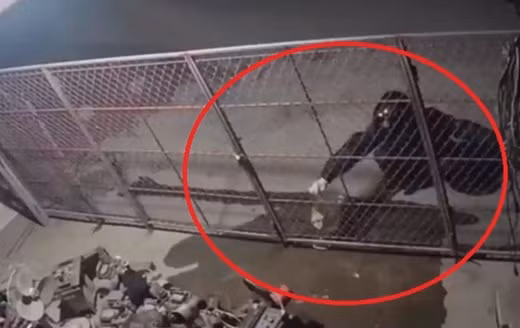Đối tượng Lưu Chí Tuấn mua 10 lít xăng từ huyện khác về phóng hỏa cửa hàng của anh Hậu do mâu thuẫn làm ăn. Ảnh cắt từ clip