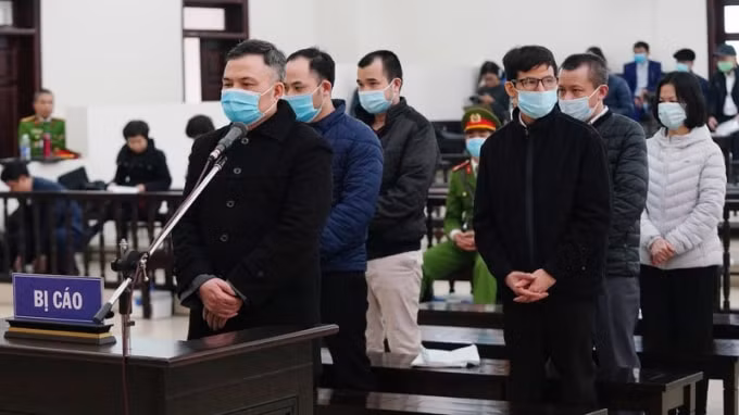 "Trùm" đa cấp Lê Xuân Giang và các bị cáo tại tòa.