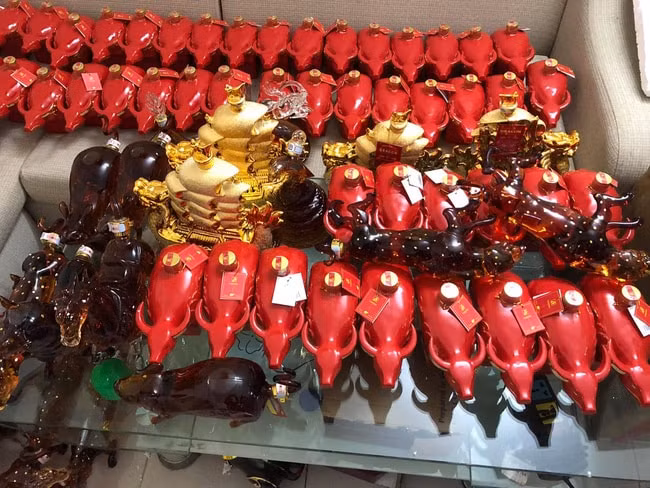 Hàng loạt bình rượu linh vật làm giả nhãn mác nước ngoài để bán ra thị trường dịp Tết. Ảnh: vtv.vn