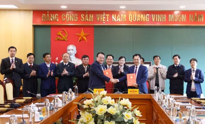Chủ tịch UBND tỉnh Trịnh Việt Hùng và Chủ tịch Tập đoàn Tân Hoàng Minh ký Biên bản ghi nhớ đầu tư ba dự án. (Ảnh: thainguyen.gov.vn).