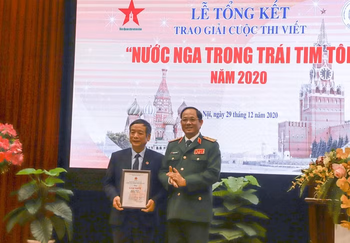 Thượng tướng Trần Quang Phương (phải), Ủy viên TW Đảng, Ủy viên Quân ủy TW, Phó Chủ nhiệm Tổng cục Chính trị Quân đội nhân dân Việt Nam, trao giải nhất cuộc thi 