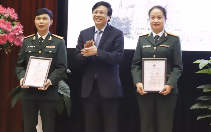 Nhà báo Hồ Quang Lợi, Phó Chủ tịch Thường trực Hội Nhà báo Việt Nam - trao giải nhì cho các tác giả. Ảnh: Ngự Bình