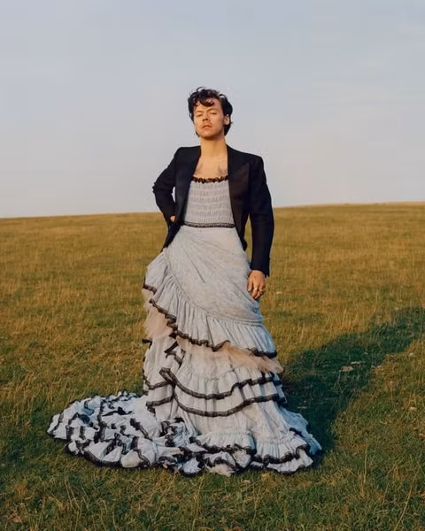 Trang phục được Harry Styles lựa chọn khi lên bìa tạp chí Vogue. Ảnh: Vogue.