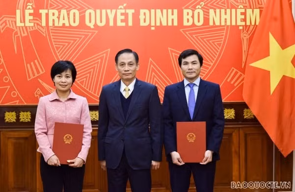 Thứ trưởng Lê Hoài Trung trao quyết định và chúc mừng các cán bộ được bổ nhiệm giữ chức vụ mới. Ảnh: baoquocte.vn