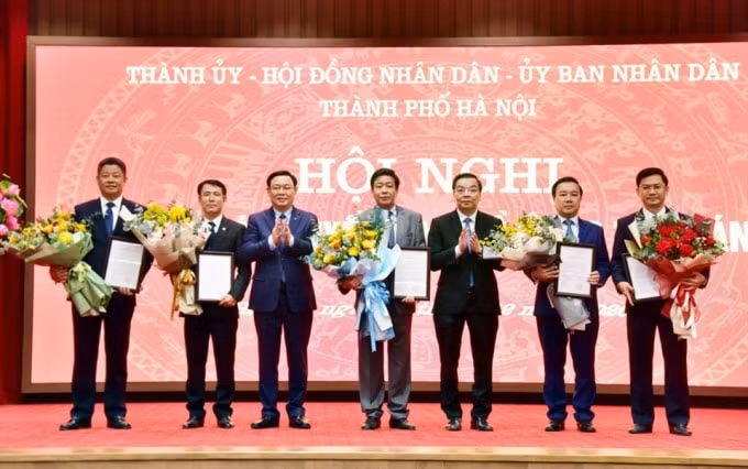 Lãnh đạo Hà Nội trao quyết định và tặng hoa chúc mừng các tân Phó Chủ tịch UBND Thành phố. Ảnh: IT