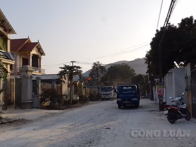 Đường chính vào làng Sơn Đông, nơi có nhiều hộ gia đình kinh doanh buôn bán chó