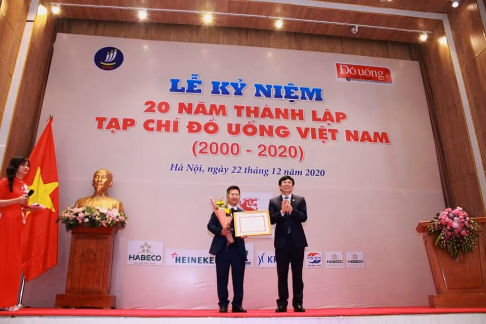 Nhà báo Hồ Quang Lợi - Phó Chủ tịch Thường trực Hội Nhà báo Việt Nam tặng bằng khen cho lãnh đạo Tạp chí Đồ uống Việt Nam để ghi nhận những thành tích đã đạt được trong thời gian qua.