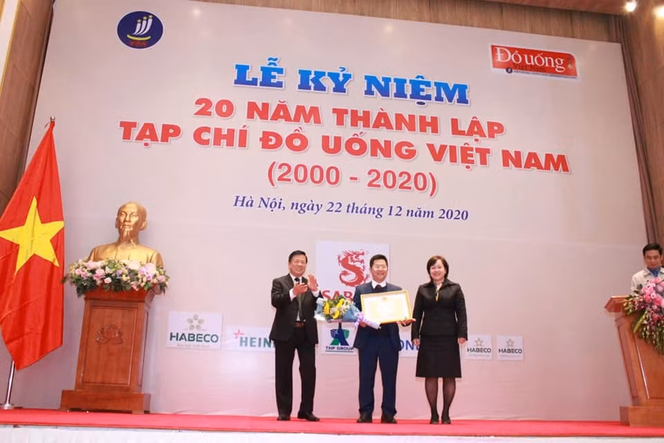Bà Lê Việt Nga - Phó Vụ trưởng Vụ Thị trường trong nước (Bộ Công Thương) tặng Bằng khen của Bộ Công Thương cho ông Nguyên Văn Chương.