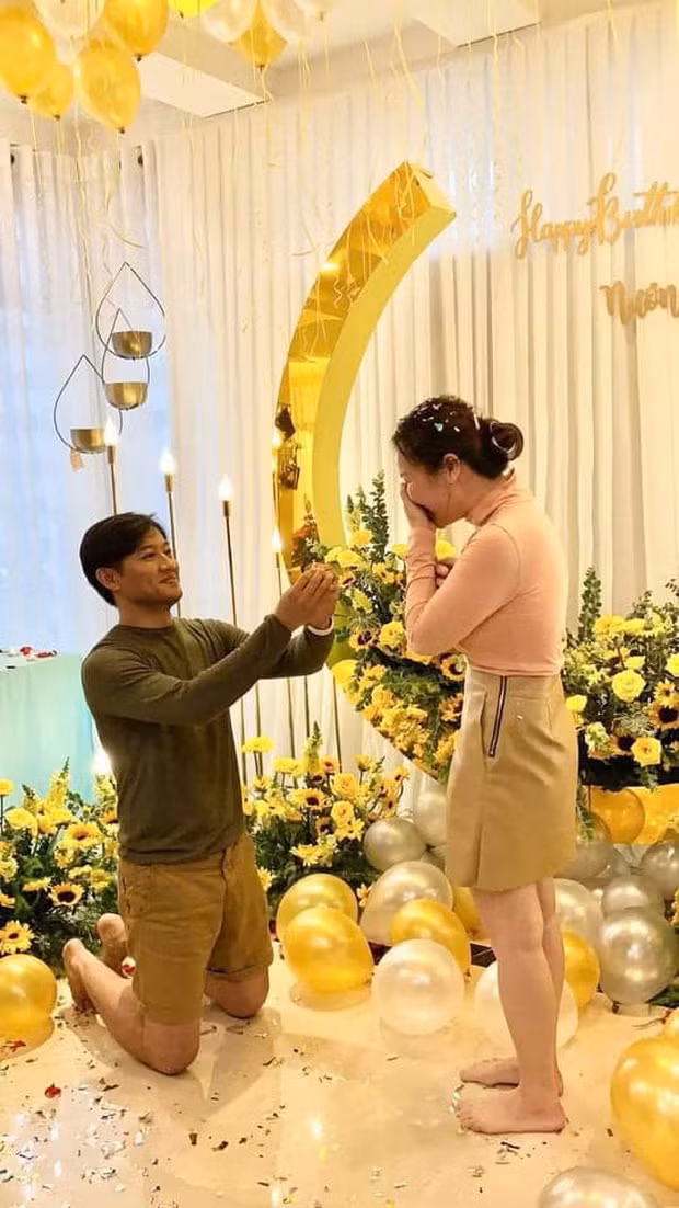 Sự chân chất giản dị của Quý Bình khi cầu hôn đã khiến bà xã vỡ oà hạnh phúc, xúc động thấy rõ.