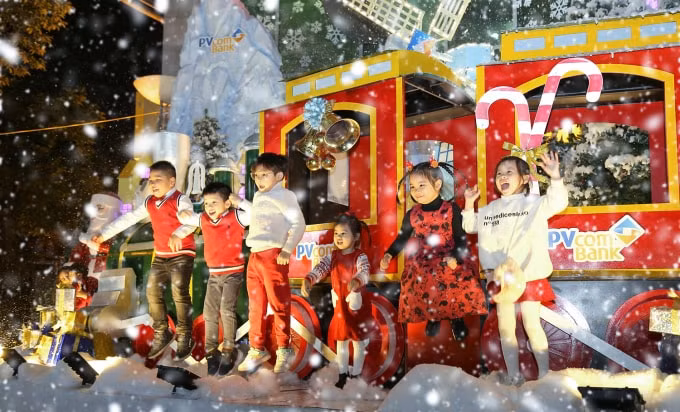 Nụ cười trong trẻo của trẻ thơ trong mùa Giáng sinh