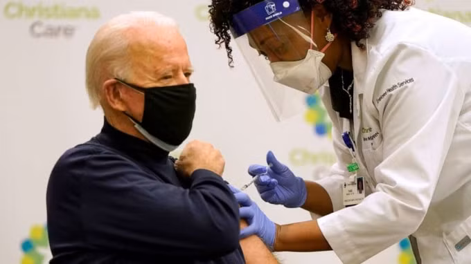 Tổng thống Joe Biden được tiêm vắc xin Covid-19 trực tiếp trên truyền hình - Ảnh: Getty