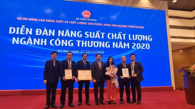 Ông Bùi Ngọc Dương - Phó Tổng Giám đốc BSR (giữa) chúc mừng giải pháp BSR đạt giải Ba cuộc thi.