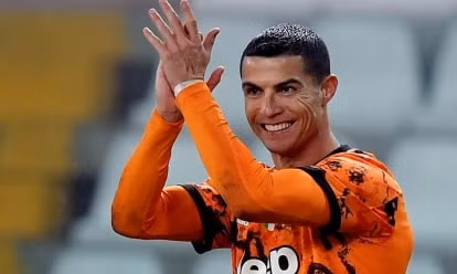 Siêu sao Ronaldo vẫn giữ vị trí đầu trong danh sách cầu thủ giỏi kiếm tiền nhất.