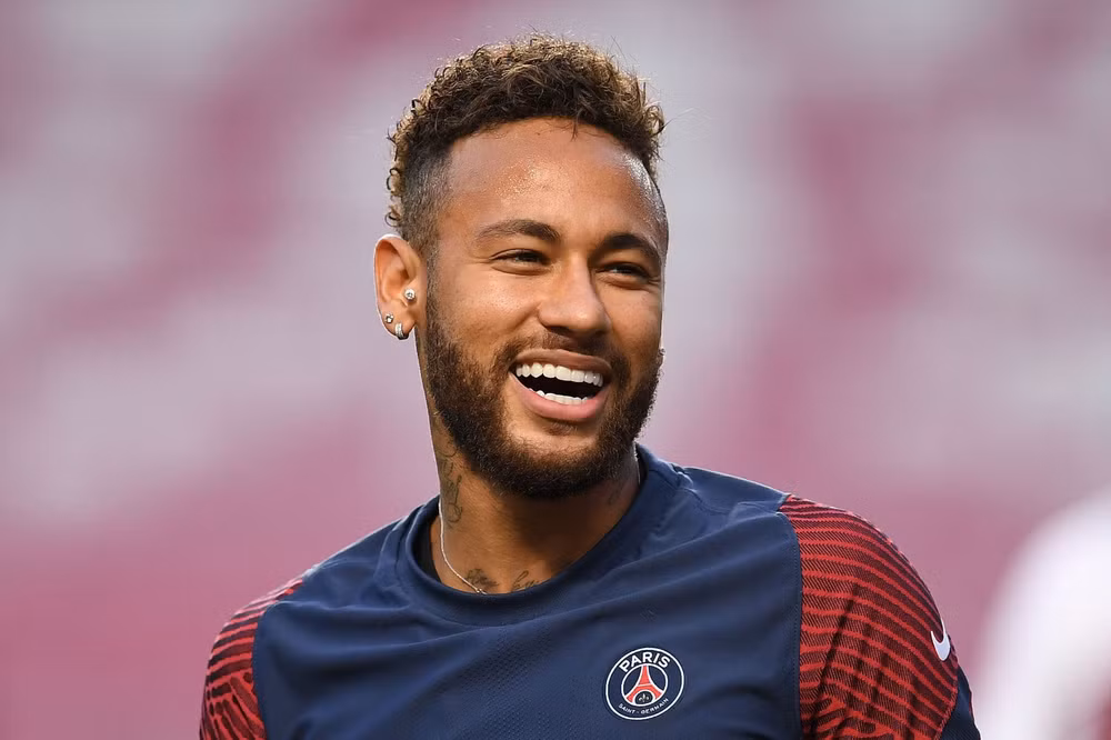 Đứng vị trí tiếp theo là cầu thủ trẻ Neymar, người có thể vượt qua Ronaldo và Messi trong tương lai với số tiền kiếm được ở thời điểm hiện tại là 76,6 triệu bảng.