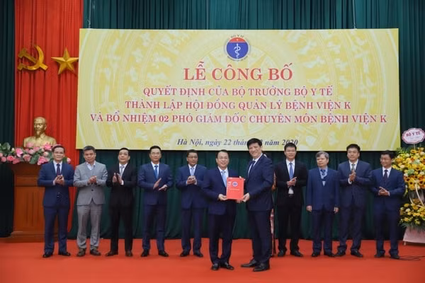 Bộ trưởng Nguyễn Thanh Long trao Quyết định Chủ tịch Hội đồng quản lý Bệnh viện K cho TS.BS Nguyễn Tiến Quang