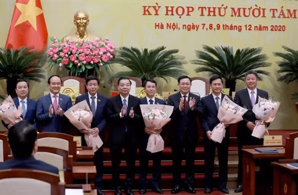 Lãnh đạo Thành ủy, HĐND, UBND thành phố Hà Nội tặng hoa chúc mừng các Phó Chủ tịch UBND thành phố Hà Nội&nbsp;