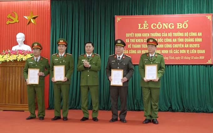 Lãnh đạo Công an tỉnh Quảng Bình trao Quyết định khen thưởng của Bộ trưởng Bộ Công an cho Ban Chuyên án và các đơn vị liên quan.