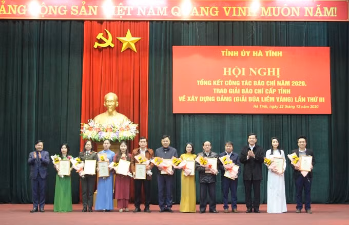 Ban Tổ chức trao giải cho tác giả, nhóm tác giả