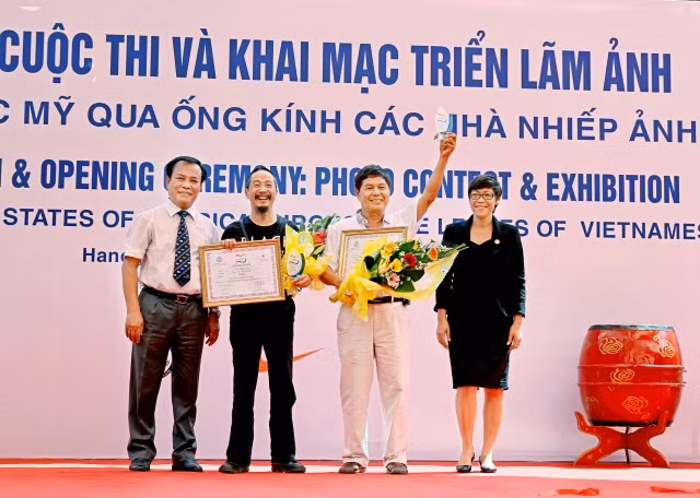 Các tác giả đạt giải ba.