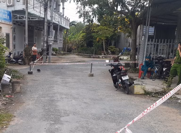 bat giu mot nam sinh gay an mang truoc cong truong hinh 1