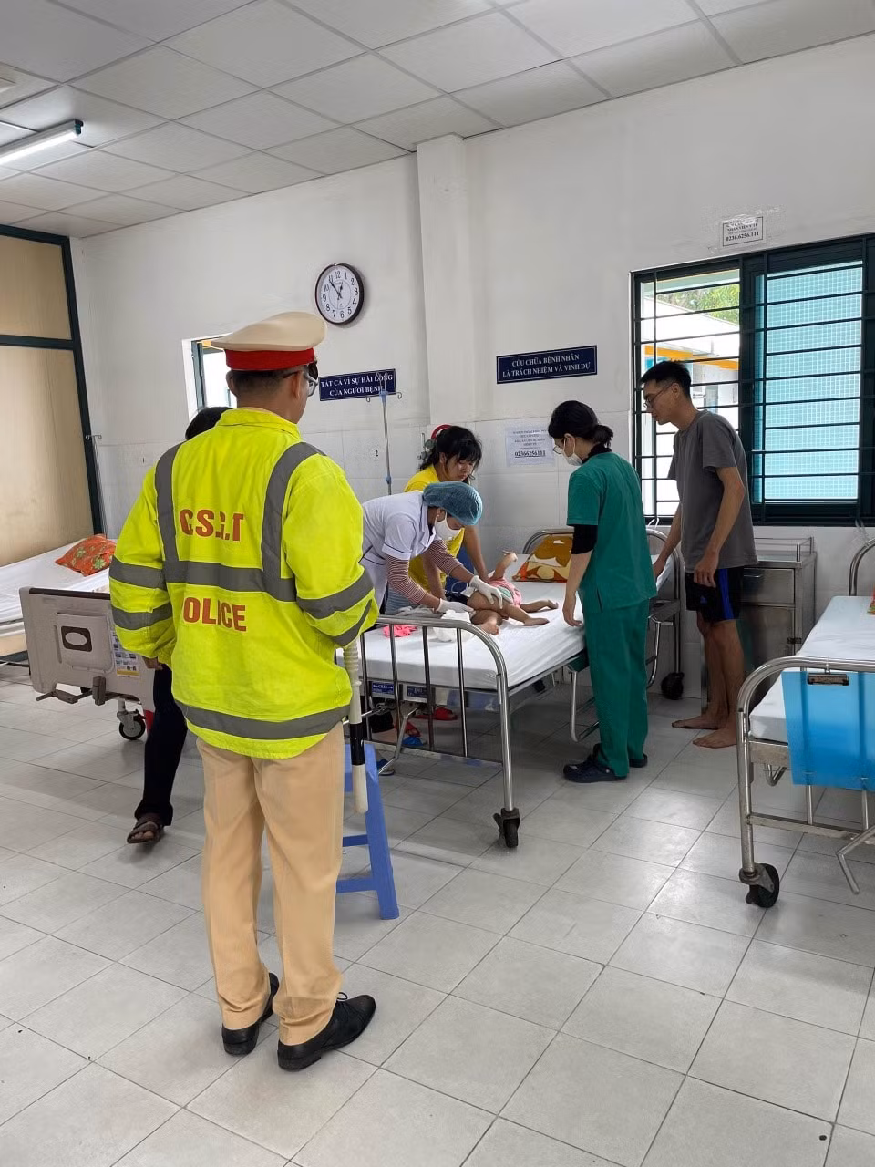canh sat giao thong dung xe dac chung dua chau be bi co giat di cap cuu hinh 1