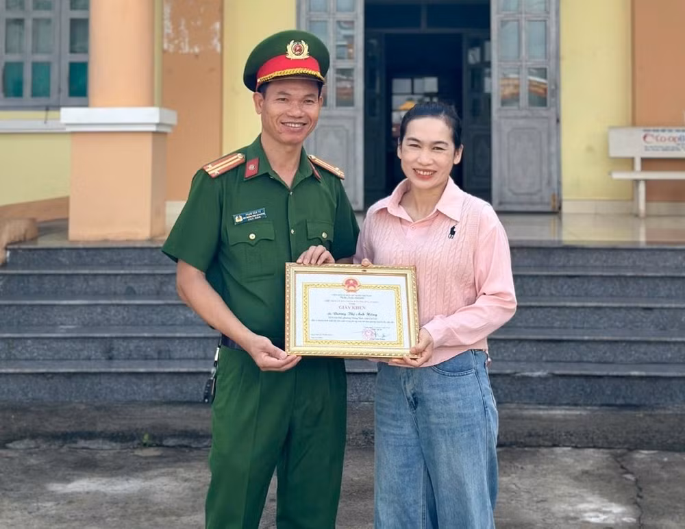 dong-chi-trung-ta-pham-van-tu-pho-truong-cap-trao-giay-khen-cho-chi-duong-thi-anh-hong-vi-da-co-hanh-dong-dep-nhat-duoc-cua-roi-tra-lai-nguoi-mat.jpg