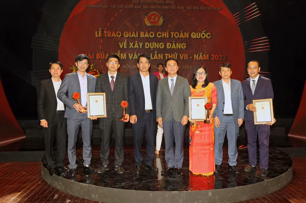 tang bang khen cho cac nhom tac gia dat giai bao chi toan quoc ve xay dung dang hinh 1