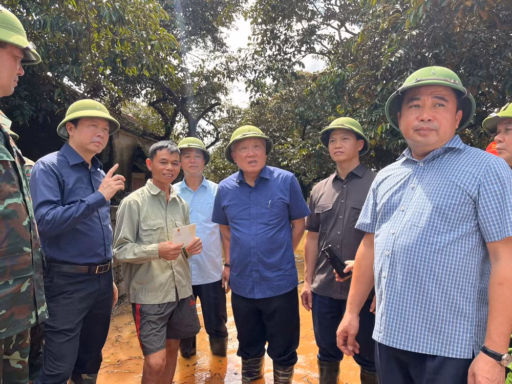 Phó Thủ tướng Thường trực Chính phủ Nguyễn Hoà Bình kiểm tra, chỉ đạo khắc phục hậu quả mưa lũ tại Bắc Ninh- Ảnh 10.