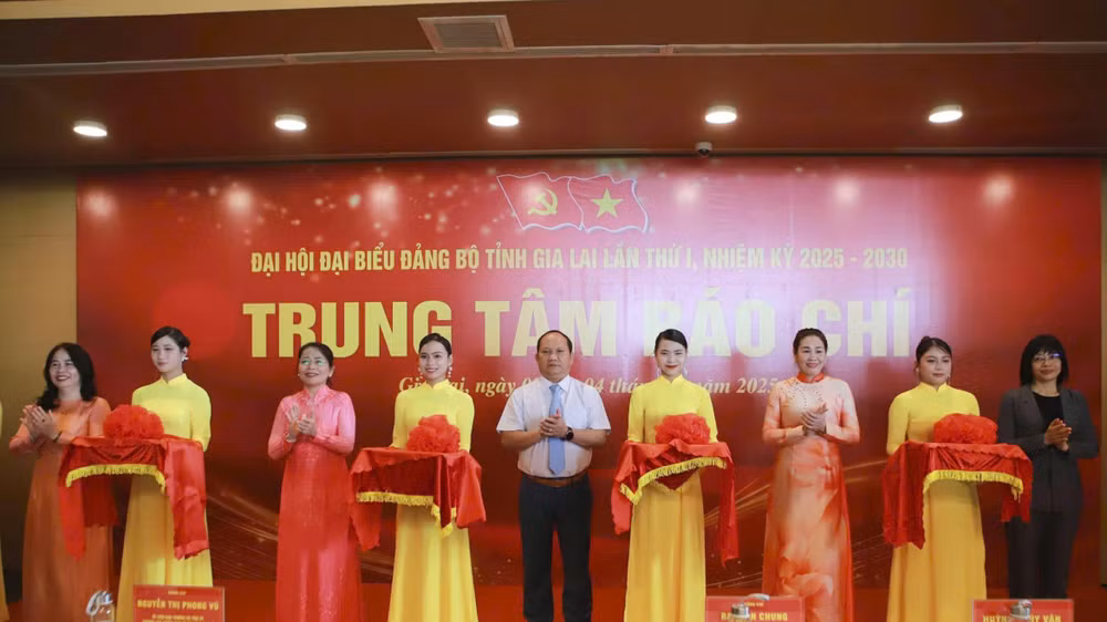 Các đại biểu cắt băng khánh thành Trung tâm Báo chí