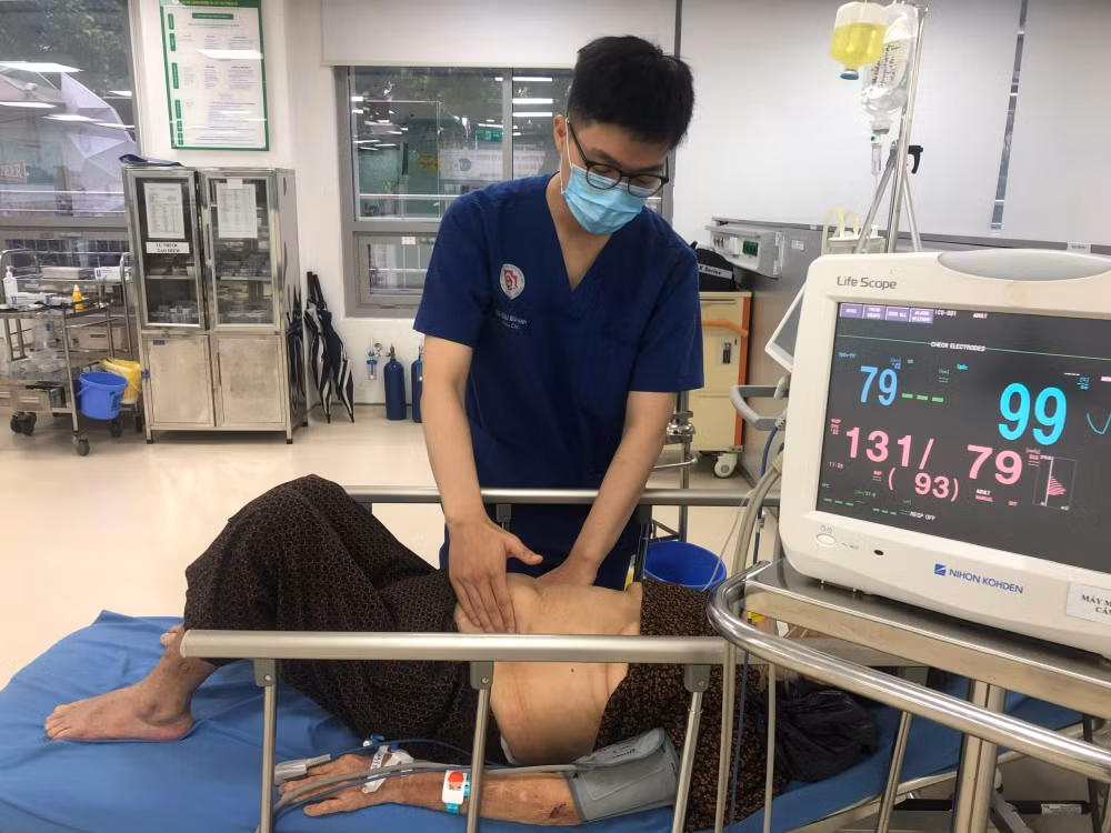uong nham vo thuoc benh nhan nu phai cap cuu vi thung ta trang hinh 1