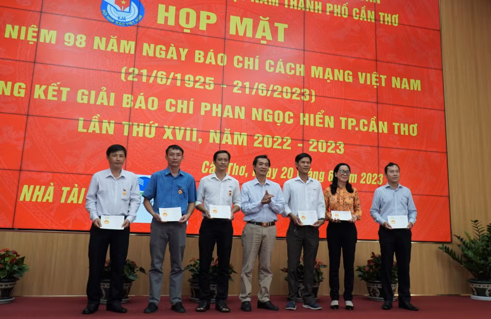 doi ngu nha bao phong vien dong gop tich cuc cho su phat trien chung cua thanh phocan tho hinh 2