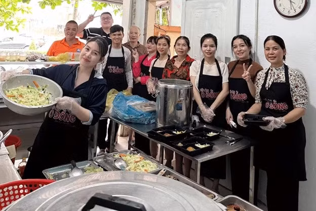 vo chong tiktoker mo bep an 0 dong phuc vu nguoi dan kho khan va benh nhan ngheo hinh 3