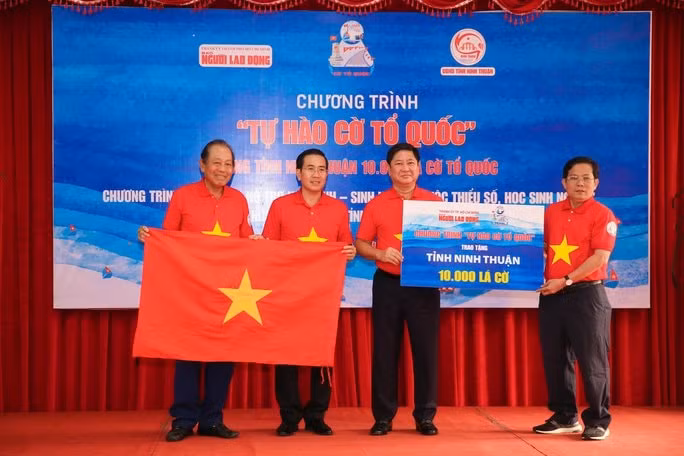 bao nguoi lao dong trao 10000 la co to quoc 50 suat hoc bong tai ninh thuan hinh 1