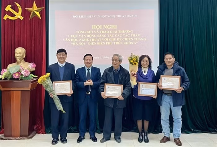 sinh nam 1972 nhan giai dac biet cuoc thi sang tac ve chien thang dien bien phu tren khong hinh 1