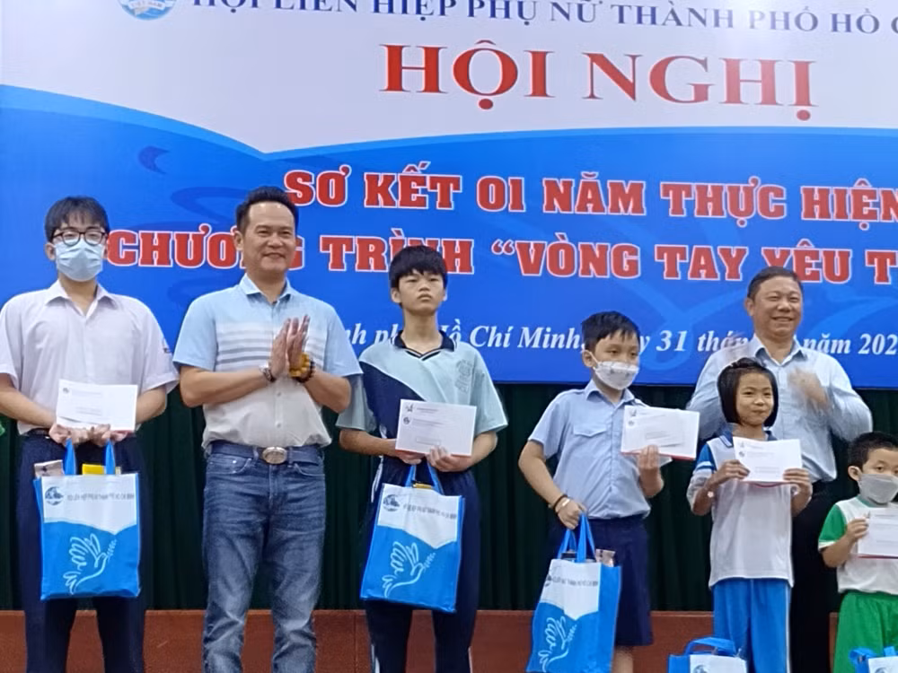 tp ho chi minh trao tang bang khen cho hoi doanh nhan tre viet nam hinh 3