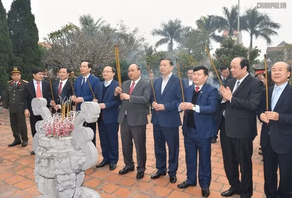 Thủ tướng Nguyễn Xuân Phúc dâng hương tưởng nhớ bà Hoàng Thị Loan, thân mẫu Chủ tịch Hồ Chí Minh. Ảnh: VGP