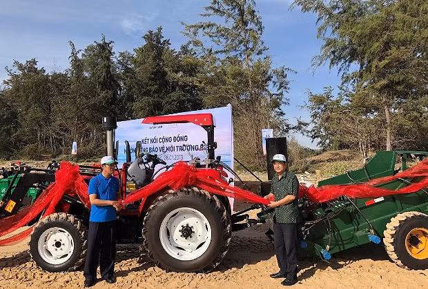 Đại diện Tập đoàn Novaland cùng đại diện lãnh đạo địa phương cắt băng chính thức đưa máy cào rác vào sử dụng